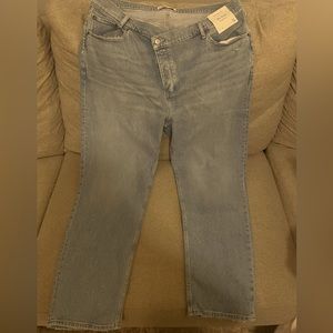 NWT Abercrombie Women’s “The Dad” High Rise Jeans